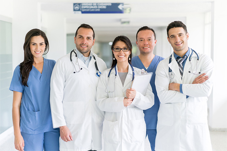 Equipo de médicos especialistas en infectología