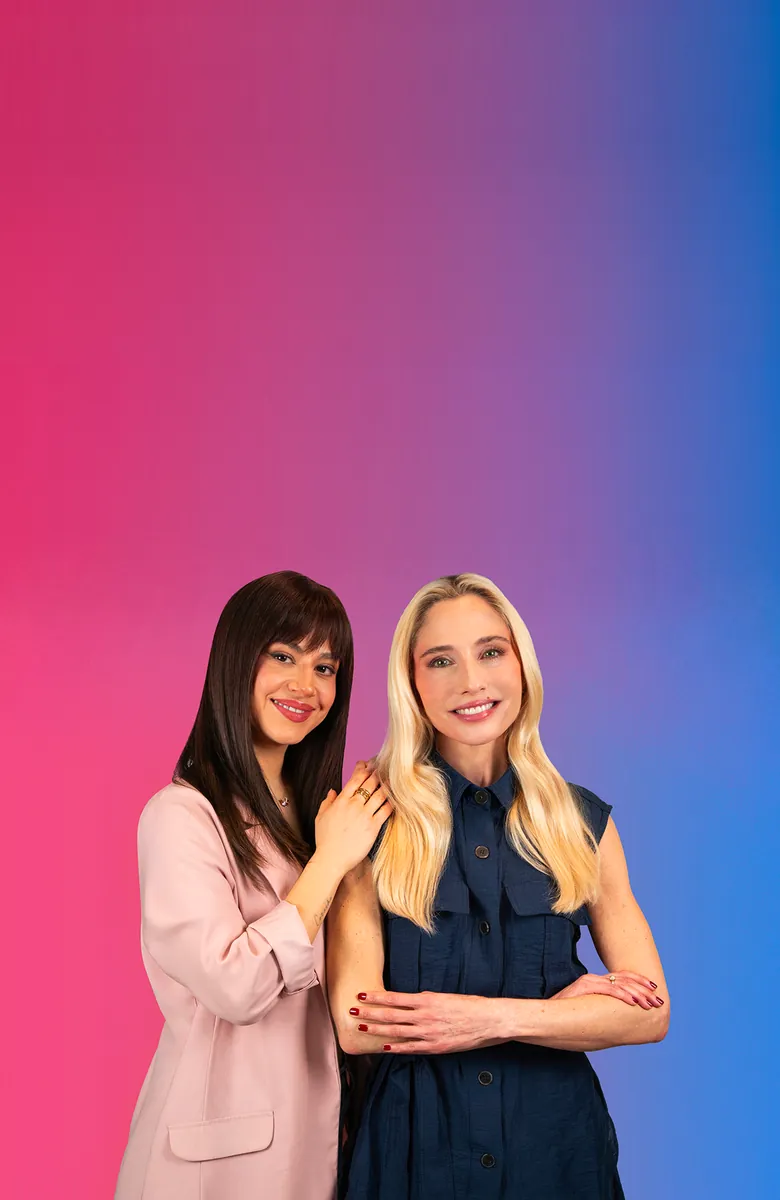 Dos mujeres sonriendo abrazadas sobre un fondo degradado rosado y azul