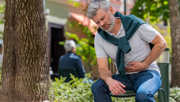 Hombre con dolor abdominal causado por gastritis