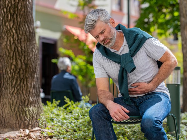 Hombre con dolor abdominal causado por gastritis