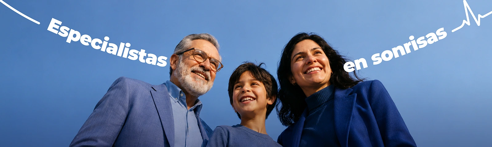 Familia sonriendo en una Clínica Dental IntegraMédica