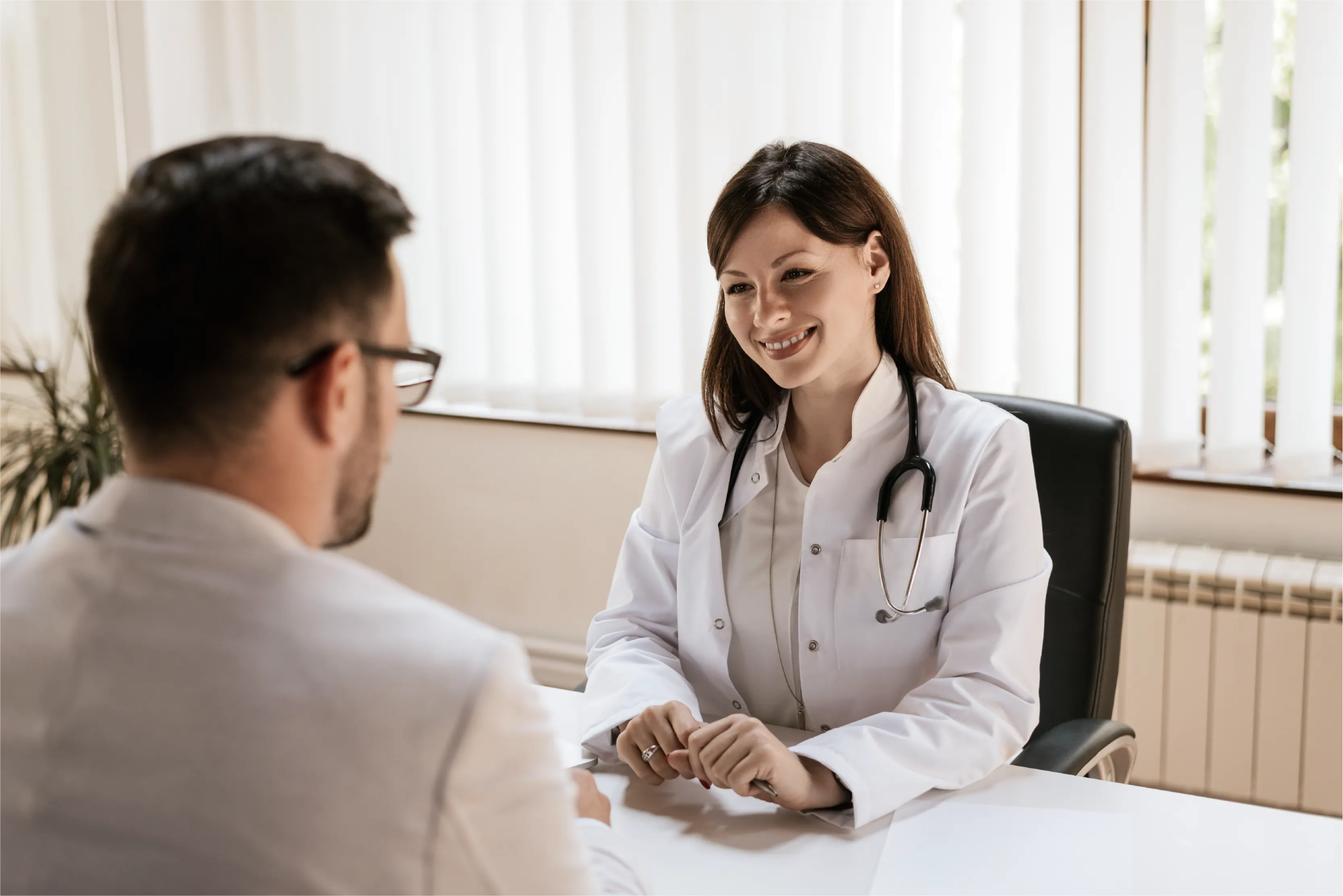 Médica atendiendo a un paciente durante su consulta