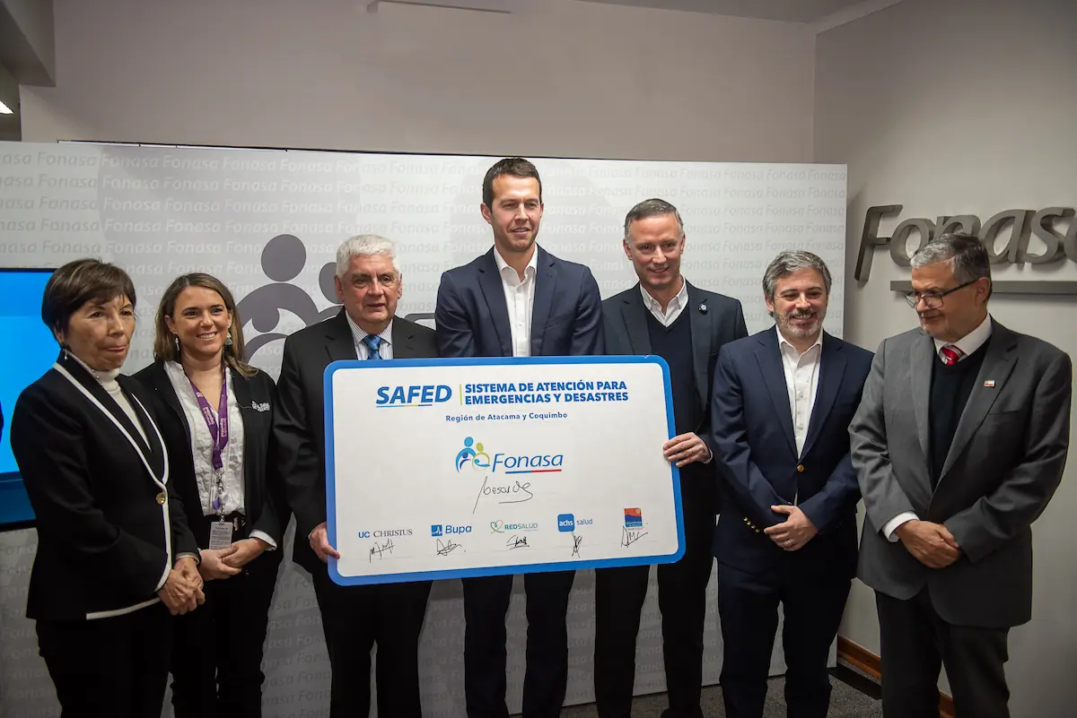 Autoridades de Fonasa y representantes de los prestadores privados con el cartel del convenio SAFED firmado