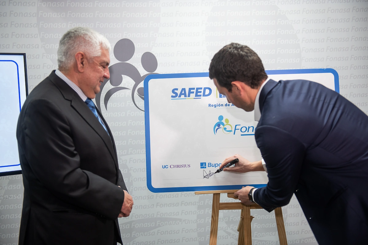 Firma del cartel del convenio SAFED sobre un atril